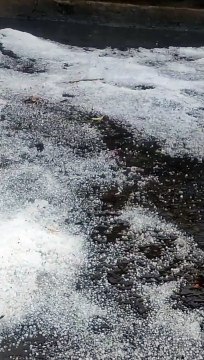 बदला मौसम का मिजाज: मैनपाट में बारिश के साथ जमकर गिरे ओले, बिछी बर्फ की सफेद चादर