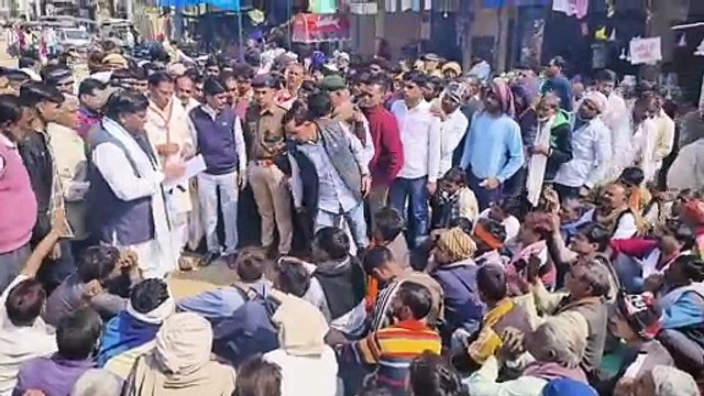 बजरी से भरी ट्रैक्टर-ट्रॉली ने छीनी युवक की ङ्क्षजदगी, ग्रामीणों ने जाम लगा किया प्रदर्शन