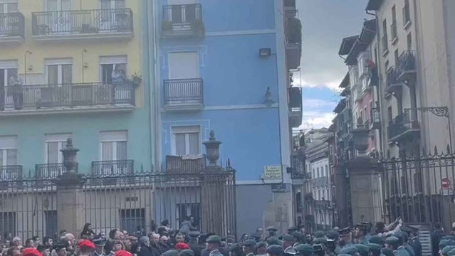 Gritos de ¡Marlaska dimisión! y ¡Marlaska asesino! en el funeral del agente en Pamplona