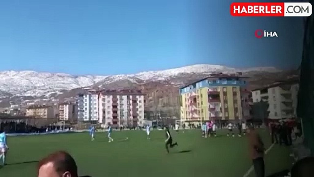 Kırmızı kart gören futbolcu sahaya bıçakla daldı, rakip takım maçtan çekildi