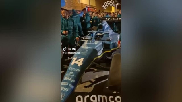 Decenas de personas se disfrazan de Alonso y Aston Martín y ya piden el mejor disfraz del año para ellos