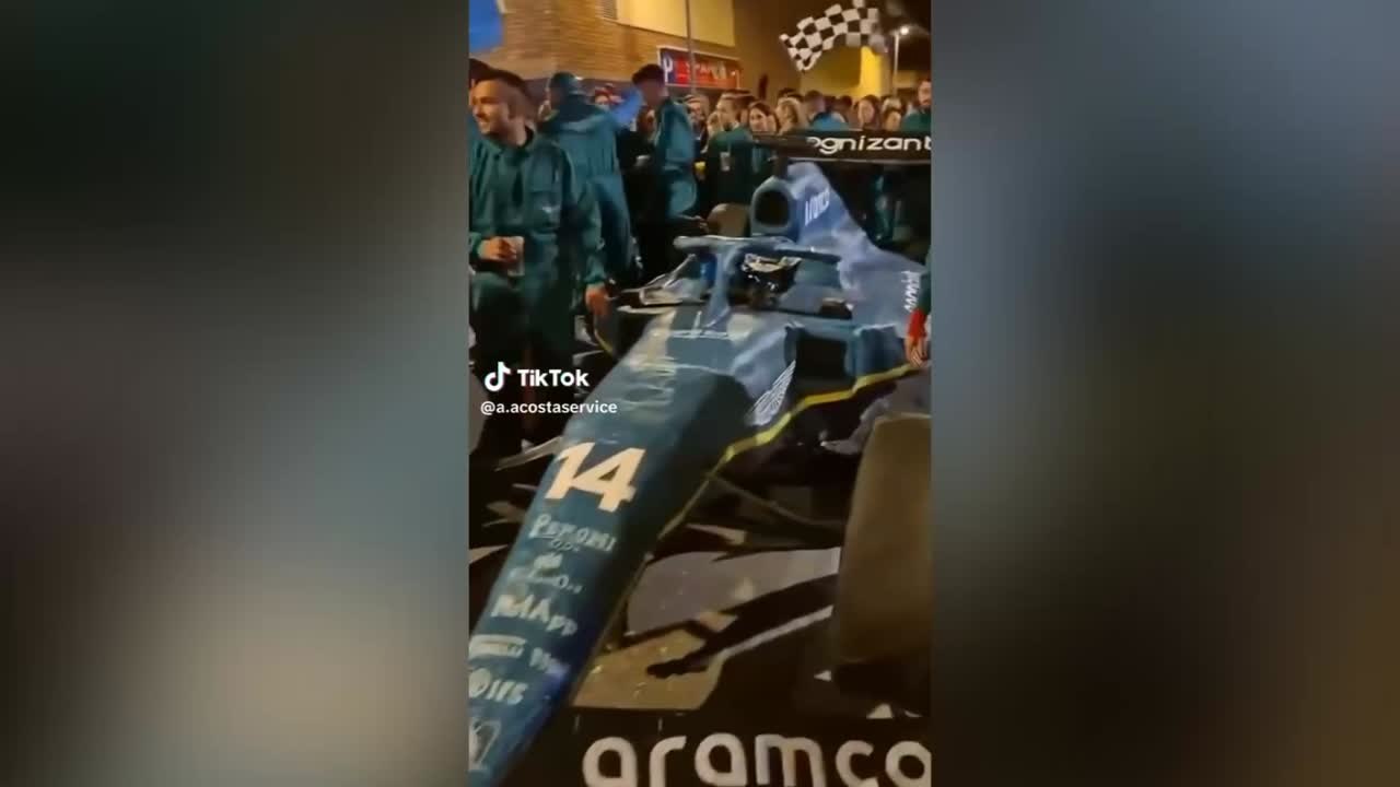 Decenas de personas se disfrazan de Alonso y Aston Martín y ya piden el mejor disfraz del año para ellos