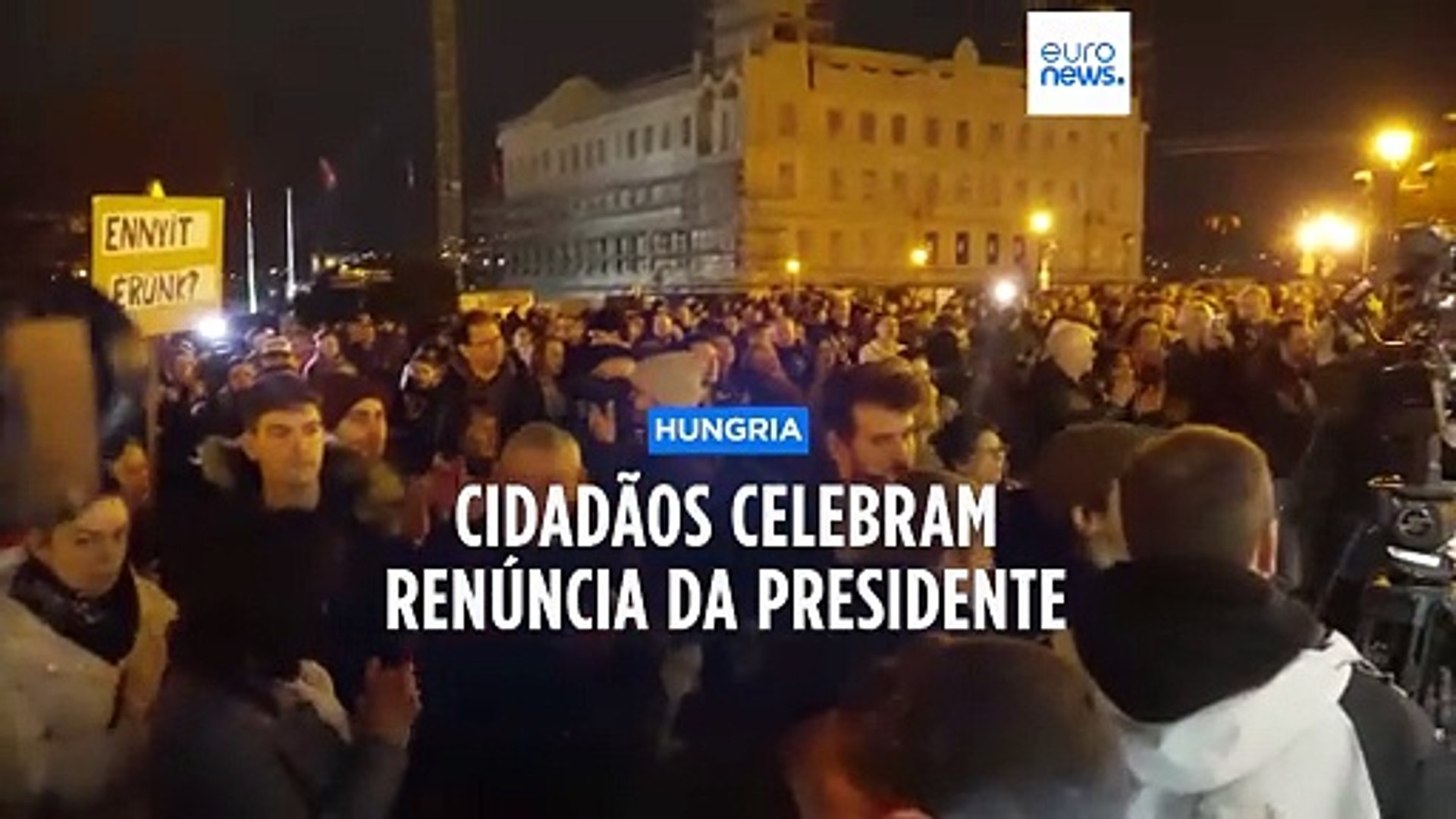Manifestantes celebram demissão da presidente da Hungria