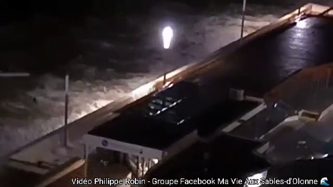 La tempête fait déborder la piscine du remblai aux Sables d'Olonne