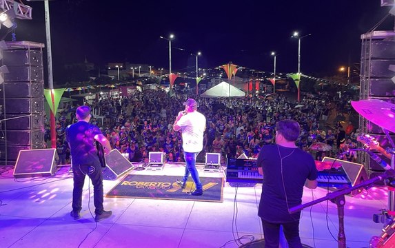 Com chuva, folia de bloco e shows na Praça de Eventos, Santa Helena abre o Carnaval 2024 com energia