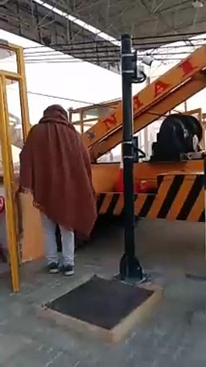 नींद की झपकी आते ही पिकअप जा घुसी आगे चल रहे ट्रक में ,,,, देखे वीडियो