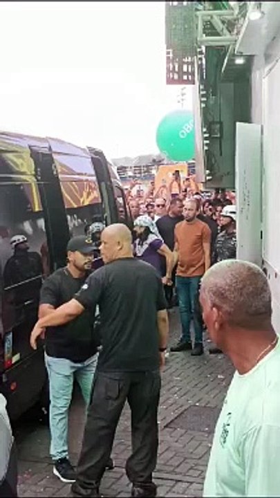 Carnaval 2024: Bell Marques é recebido por fãs ao se preparar para puxar bloco Camaleão; assista