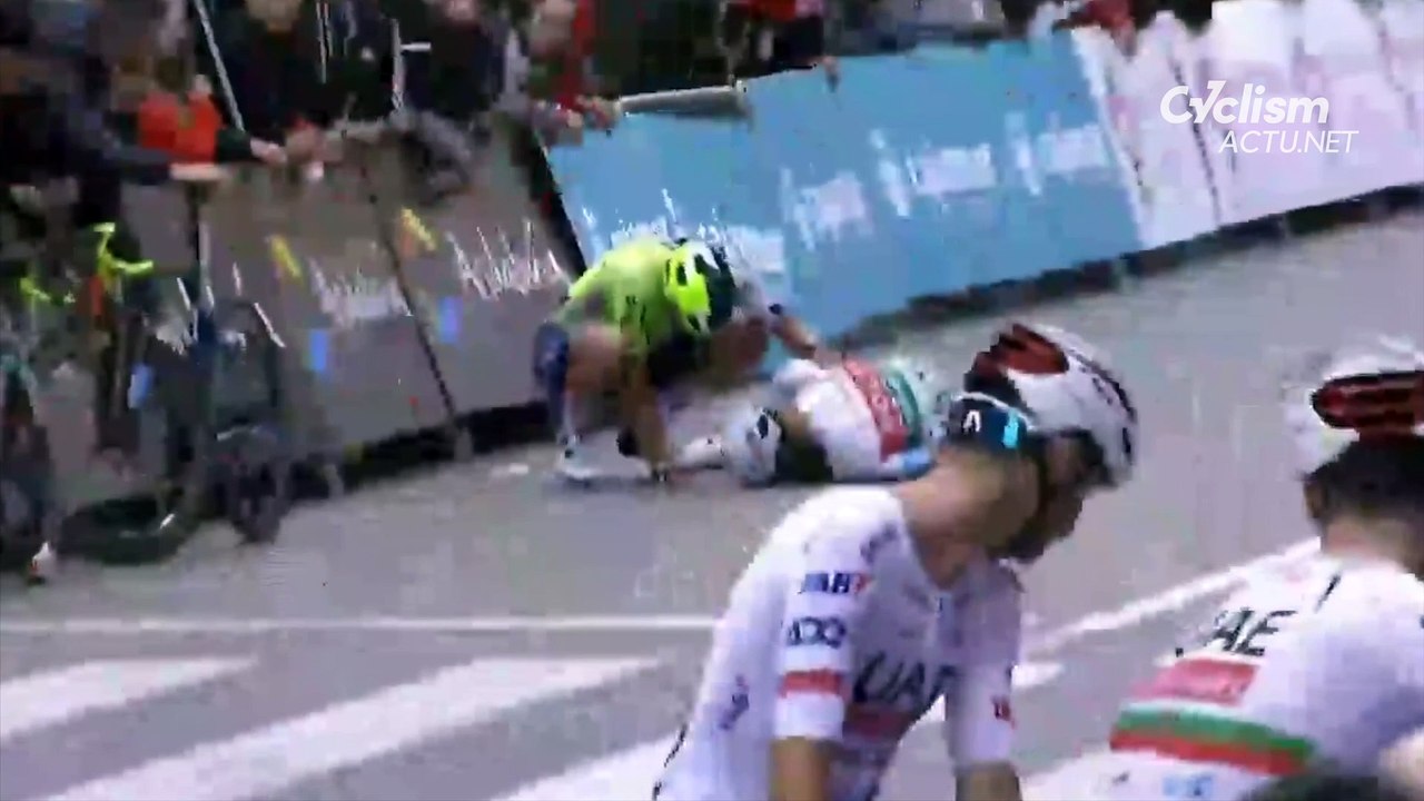 Clasica de Almeria 2024 - Le beau geste d'Adrien Petit... Olav Kooij et Wout Van Aert étaient trop forts !