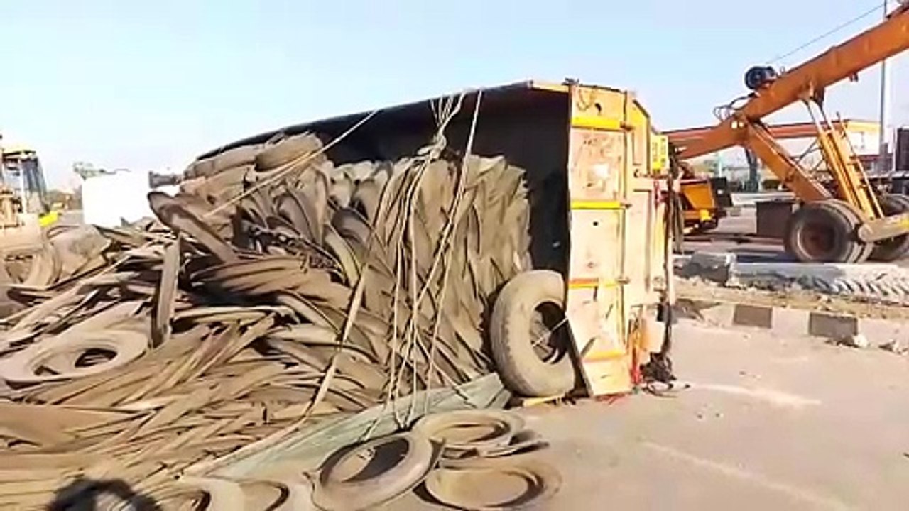 Accident-स्टीयरिंग फेल होने से राजमार्ग पर पलटा ट्रेलर