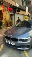 单人舞狮配锣声，街头讨红包的精彩瞬间🎉