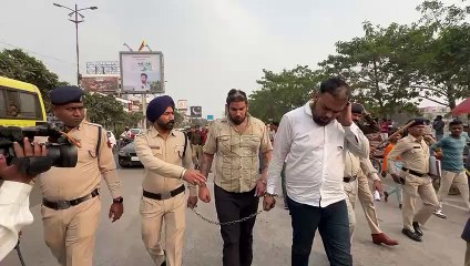 下载视频: Raipur Firing Case: VIP रोड के क्लब में चली गोली, पुलिस ने बदमाशों का सिर मुंडवाकर निकाला जुलूस...देखें Video