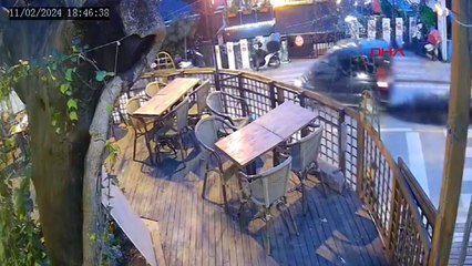 Hafif ticari aracın restorana girdiği anlar kamerada