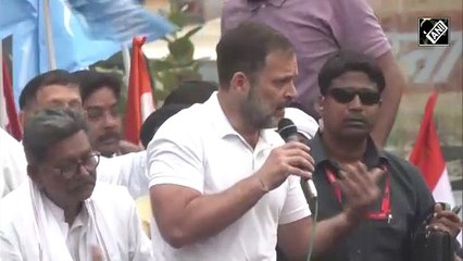 Скачать видео: Bharat Jodo Nyay Yatra: किसने दी Rahul Gandhi को पप्पी