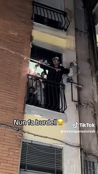 Geolier accolto da eroe a Napoli, fuochi d'artificio e striscioni: Ci hanno fischiato e ora fischiamo noi loro
