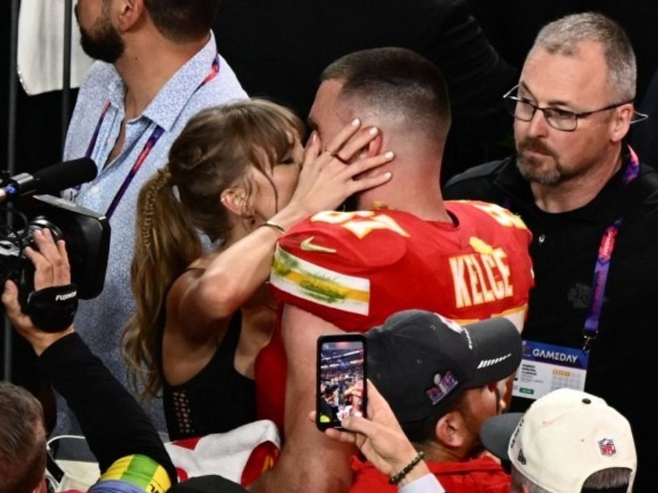 Super Bowl: Taylor Swift gratuliert Travis Kelce mit innigem Kuss