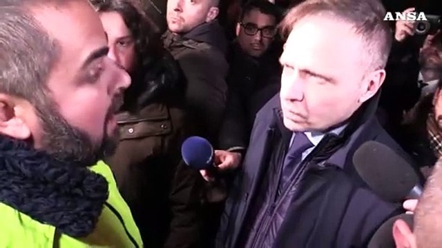 Trattori, Lollobrigida a sorpresa al presidio degli agricoltori: saluti e strette di mano