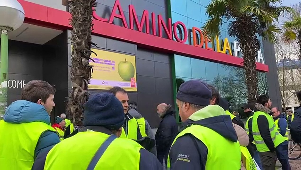 Concentración de agricultores en Burgos a las puertas del centro comercial Camino de la Plata