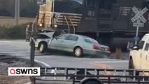 Fahrer flieht SEKUNDEN bevor Auto von entgegenkommendem Zug erfasst wird