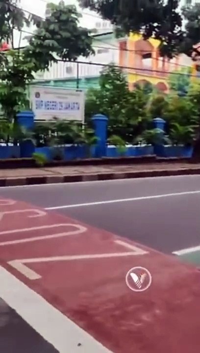 Traverser la route en Indonésie... pas facile