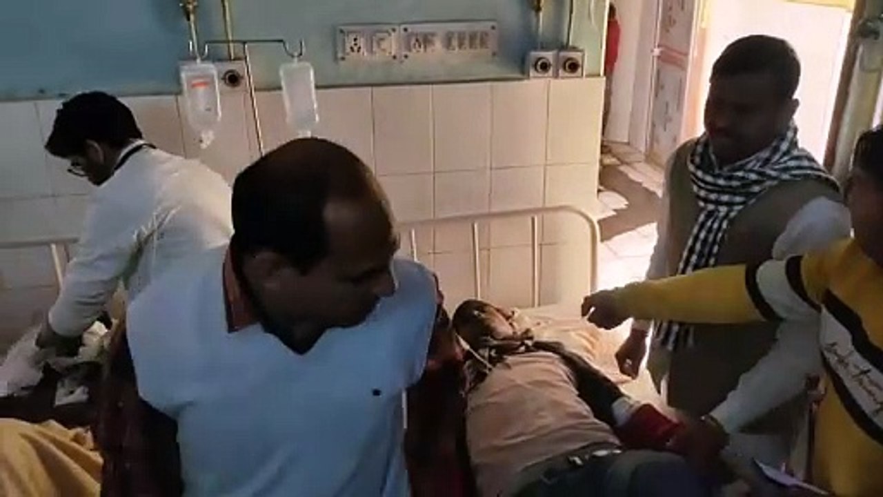 सवारियों से भरी बस पलटी, तीन माह की बालिका की मौत,20 घायल