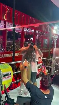 Alinne Rosa dá beijão em ator famoso em cima do trio elétrico no Carnaval de Salvador