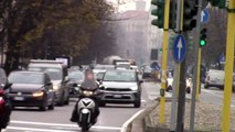 INCIDENTE IN DIRETTA SGOMMATA POLIZIA DI STATO IN SIRENA (Milano)