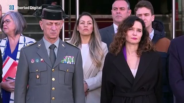 Gritos de Marlaska dimisión en minuto de silencio en Sol por la Guardia Civil