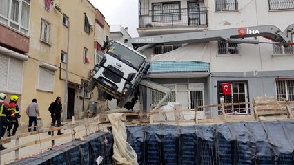 Aydın'da beton dökme aracı yan yattı, bir apartmana zarar verdi