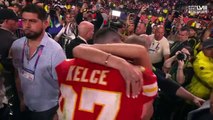 Taylor Swift besa a su novio Travis Kelce