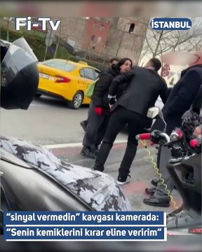 Fatih’te bir kadın motorcu sinyal vermeden önüne kırdığını iddia ettiği bir sürücü ile yolun ortasında tartışma yaşadı. Adam kendisine tepki gösteren kadına, “Bak senin kemiklerini kırar eline veririm