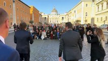 Milei saluda a militantes en la via della Conciliazione y llega tarde a su cita con el Papa Francisco