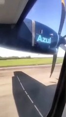 Passageiros comemoram após pouso de avião que apresentou falha no motor, no Paraná