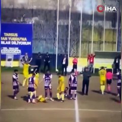 Kadın hakem itekledi, futbolcu defalarca yuvarlandı!
