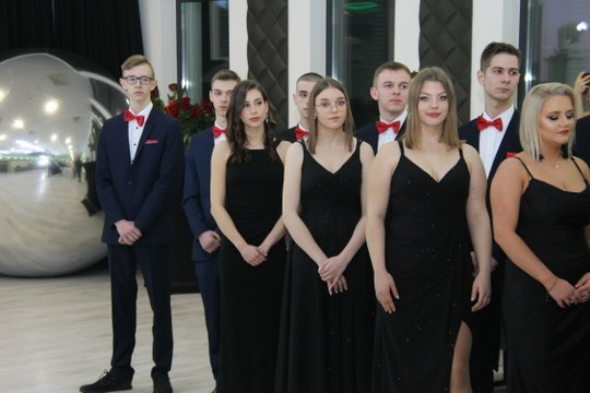 Studniówka ZSP nr 3 w Krotoszynie. Bal przedmaturalny popularnej „Zetki zakończył cykl studniówek. Teraz czas na naukę!