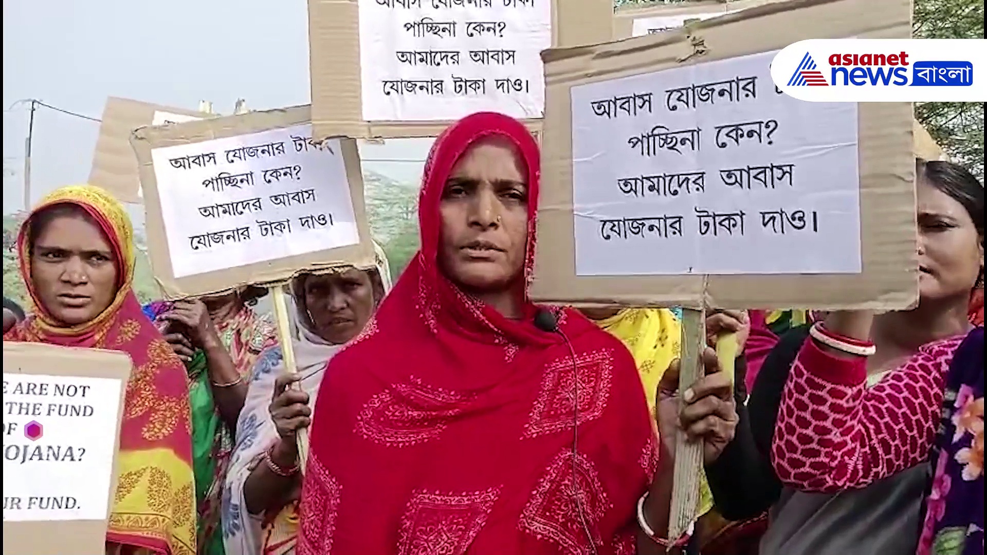 '১০০ দিনের টাকা চাই' রাজ্যপালের সামনে প্ল্যাকার্ড নিয়ে বিক্ষোভ তৃণমূল নেতা কর্মীদের