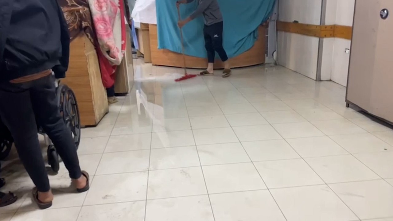 مياه الصرف الصحي تغمر أقساما بمستشفى ناصر في خان يونس