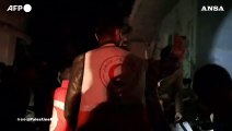 Rafah, la Mezzaluna Rossa soccorre i feriti sul luogo dell'attacco