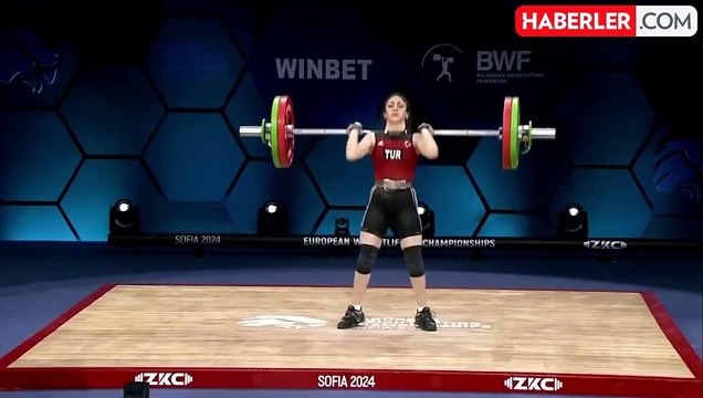 Milli halterci Gamze Altun, 45 kilo silkmede 92 kilo kaldırarak Avrupa rekoru kırdı ve altın madalya sahibi oldu