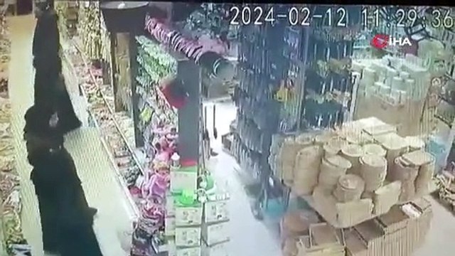 Bursa’da çaldığı ürünleri montuna saklayan hırsız kamerada