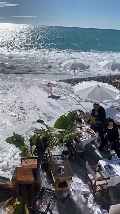 Sur la promenade des Anglais, un restaurant victime d'un gros coup de mer