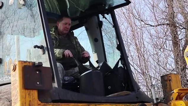 Ukrainian soldiers dig trenches in the face of Russian attacks