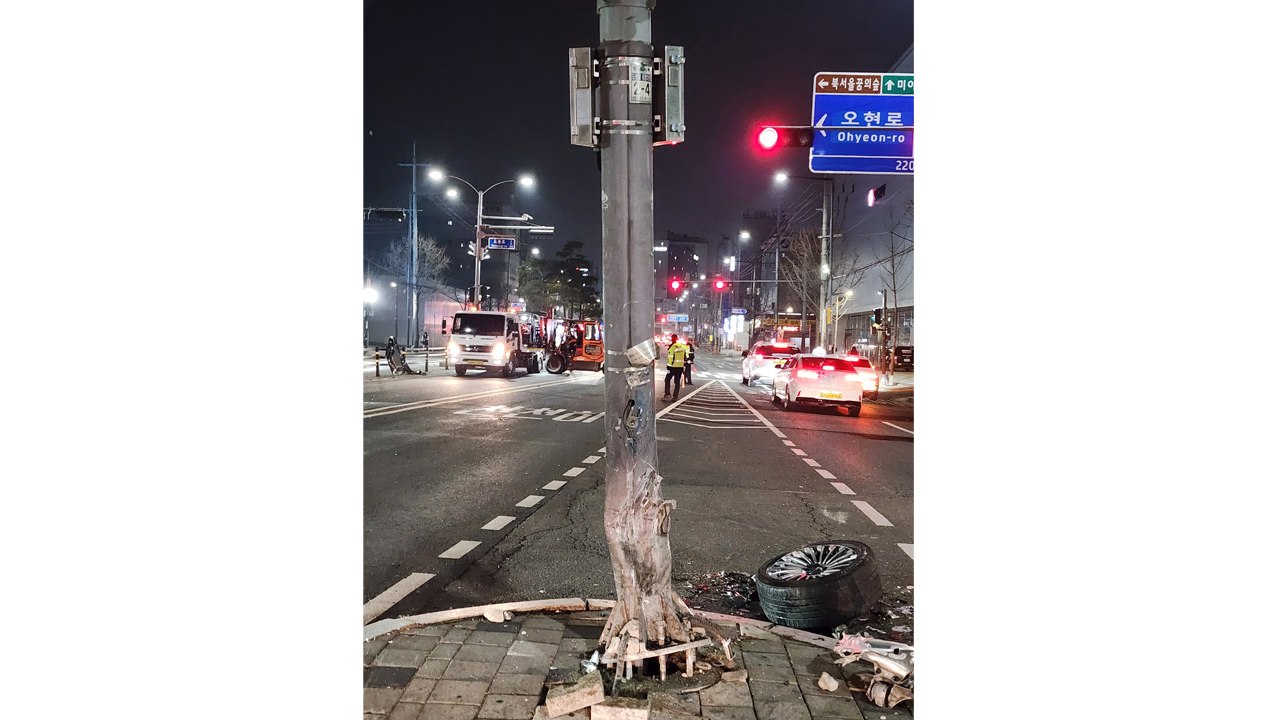 음주운전 승용차, 오토바이 들이받고 도망...1명 다쳐 / YTN
