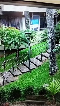 Homem quebra vidraças da Prefeitura de Campinas e destrói totens em ponto de ônibus