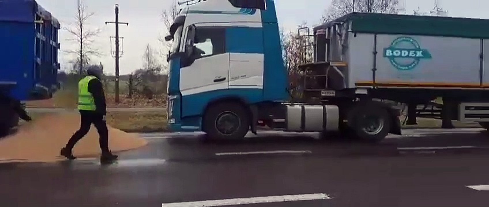 Les agriculteurs ont paralysé les postes frontières entre la Pologne et l’Ukraine pendant au moins 30 jours.des agriculteurs polonais déchargent des camions remplis de céréales ukrainiennes