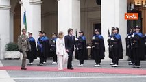 Meloni riceve Milei a Palazzo Chigi, la stretta di mano con il Presidente argentino