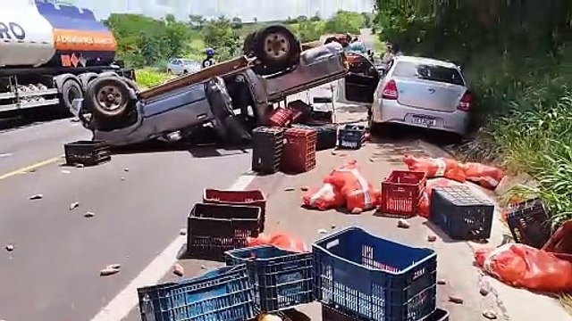 Três pessoas ficam feridas após colisão entre vários veículos na PR-323, em Lovat