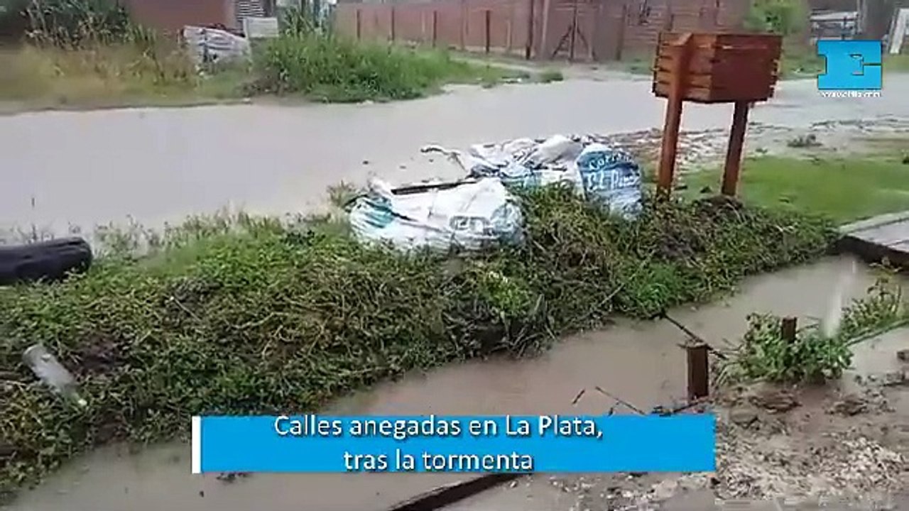 Calles anegadas en La Plata, tras la tormenta