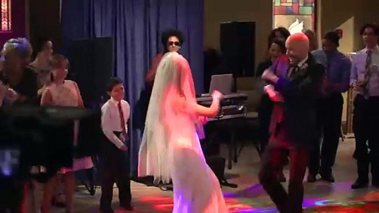 Bande-annonce de Extended Family. Jon Cryer ne veut plus jouer avec Charlie Sheen