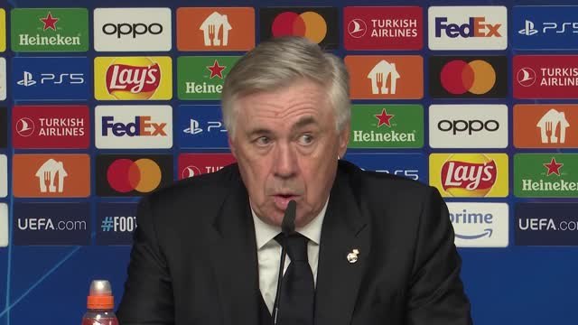 Real Madrid - Ancelotti félicite Brahim Diaz et Aurélien Tchouaméni