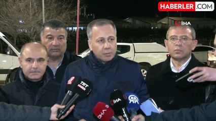 Télécharger la video: Bakan Yerlikaya, toprak kayması sonucu 9 kişinin toprak altında kaldığı maden sahasında açıklamalarda bulundu